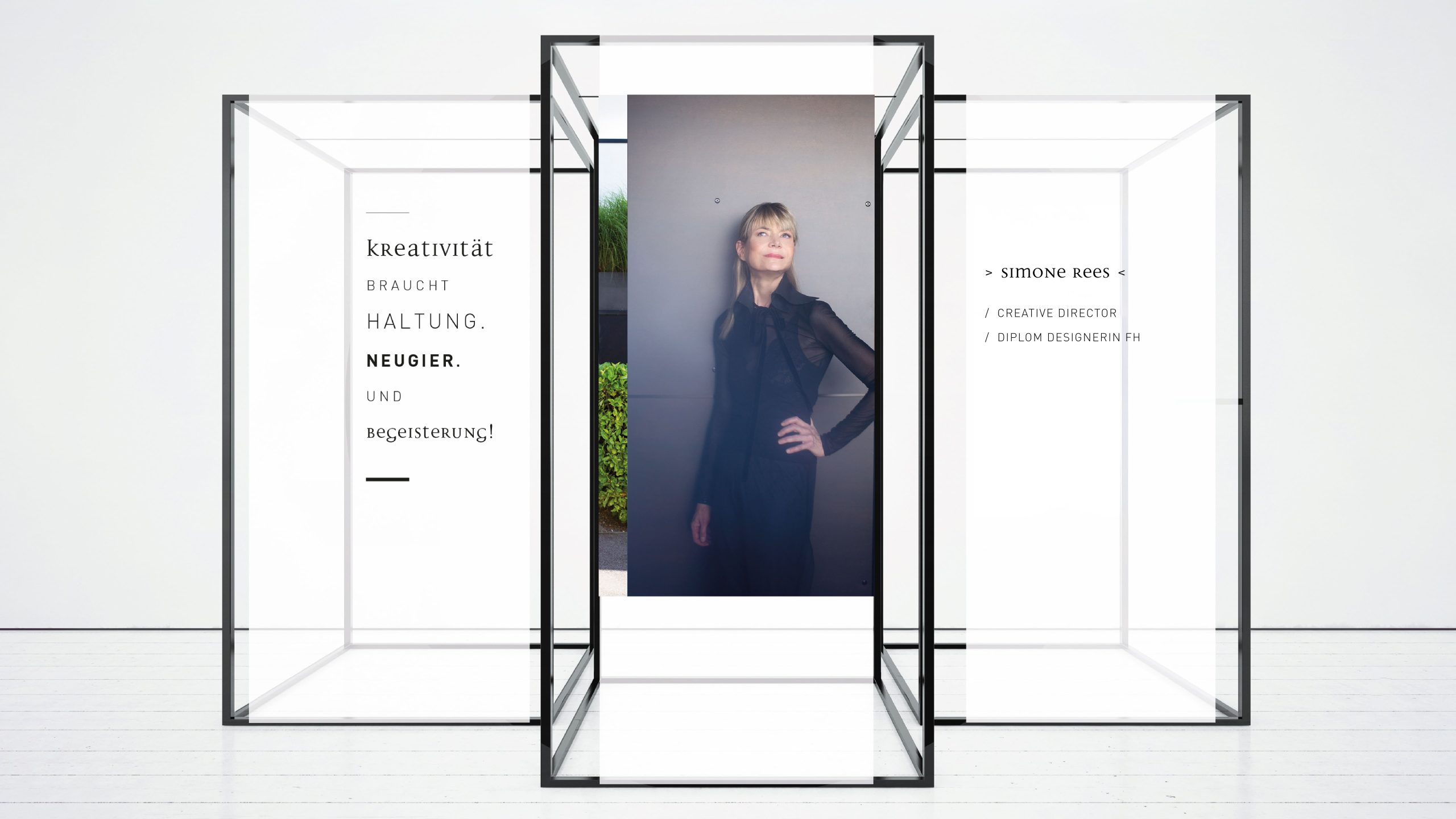 Porträt von Simone Rees in einer konzeptionellen Rauminstallation – Creative Director Agentur und Senior Art Director Freelancer.